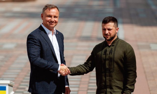 지난해 8월 23일 회담한 안제이 두다 폴란드 대통령(왼쪽)과 볼로디미르 젤렌스키 우크라이나 대통령. 최근 폴란드는 우크라이나에 자국군 레오파르트2를 공여하겠다고 천명했다.[GETTYIMAGES]
