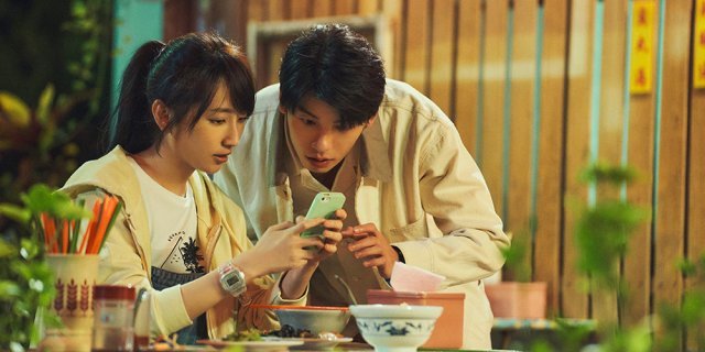 영화 ‘상견니’에서 여주인공 황위쉬안(커자옌)과 리쯔웨이(쉬광한)가 데이트를 하다가 옛날 이야기를 나누는 장면. 오드 제공