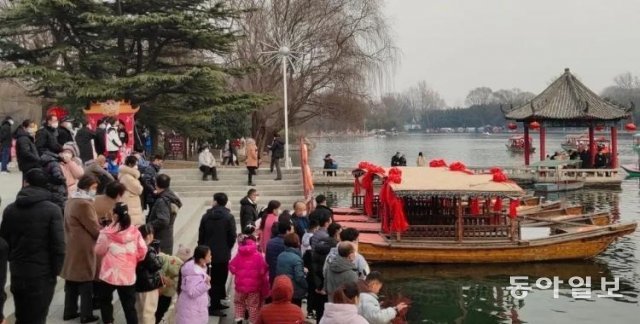 춘제 연휴기간 동안 중국 유명 관광지를 찾은 여행객들. 웨이보 캡쳐
