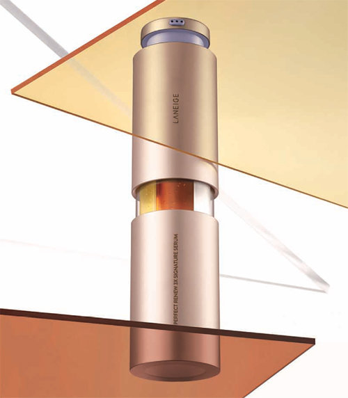 ‘퍼펙트 리뉴 3X 시그니처 세럼’은 정밀한 3층 표적 안티에이징으로 확실한 피부 변화를 선사한다. 주름 세럼, 광채 세럼, 탄력
 세럼 등 3개의 안티에이징 세럼을 진공 용기에 각각 분리해 담아 성분의 안정도를 높였고, 제품이 피부 층층이 흡수되도록 정교하게
 설계했다.