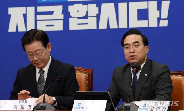 더불어민주당 박홍근 원내대표(오른쪽)가 30일 오전 서울 여의도 국회에서 열린 최고위원회의에서 발언하고 있다. 뉴시스