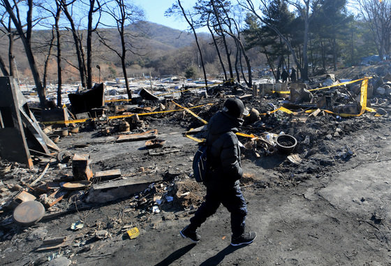 지난 25일 서울 강남구 구룡마을에서 한 주민이 화재로 사라진 집터를 둘러보고 있다. ⓒ News1