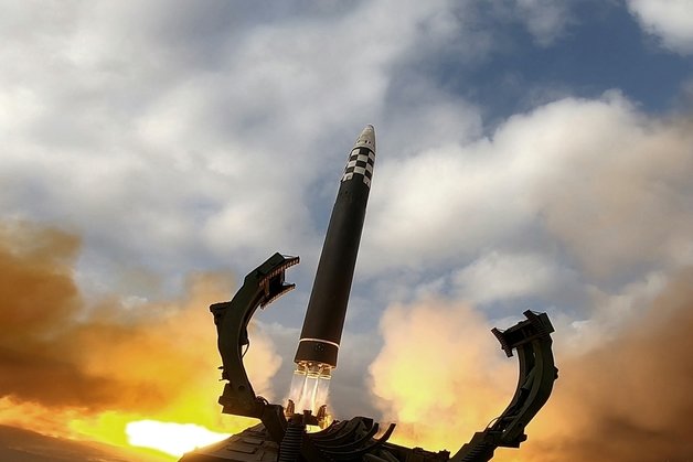 북한의 신형 대륙간탄도미사일(ICBM) ‘화성포-17형’의 시험발사. (평양 노동신문=뉴스1)