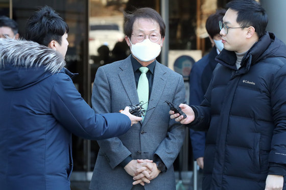 전국교직원노동조합(전교조)의 요구에 따라 해직교사를 부당 채용한 혐의로 기소된 조희연 서울시교육감이 27일 오후 서울 서초구 서울중앙지방법원에서 열린 1심 선고 공판에서 집행유예를 선고 받은 뒤 입장을 밝히고 있다. 2023.1.27/뉴스1