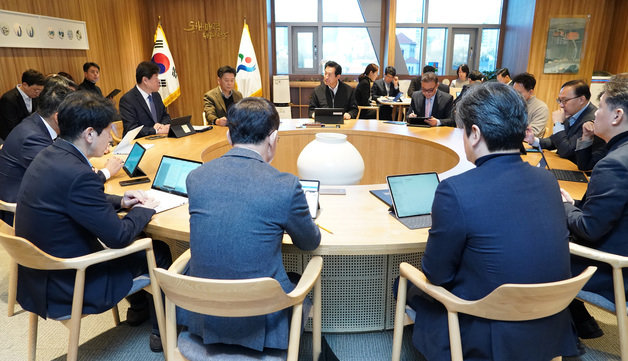 오세훈 서울시장이 실내 마스크 착용 의무가 권고로 전환된 30일 오전 노마스크로 종이없는 간부회의를 주재했다. 서울시 제공