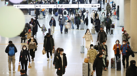 실내 마스크 착용 의무가 해제된 30일 오전 제주국제공항 국내선 도착층에서 공항 이용객들이 마스크를 쓰고 이동하고 있다. 항공기 등 대중교통 탑승 중에만 실내 마스크 착용 의무가 적용돼 공항에서는 마스크를 벗어도 된다. 2023.1.30 뉴스1