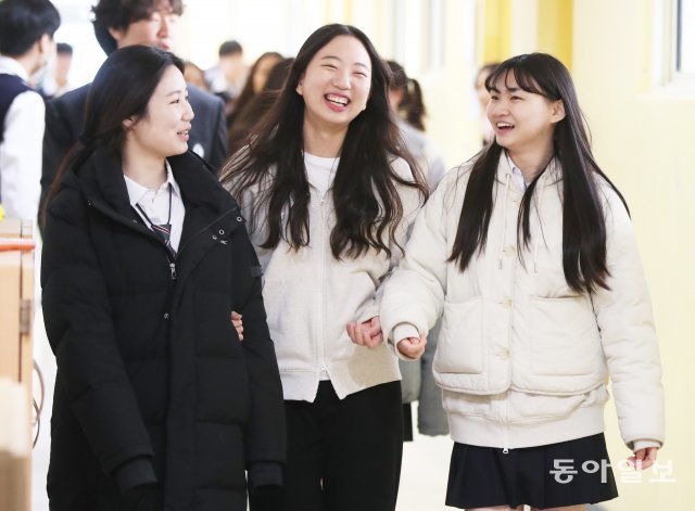 30일 오전 경기 이천시 신둔면 한국도예고등학교에서 학생들이 쉬는 시간 밝게 웃으며 친구들과 대화하고 있다. 이천=최혁중 기자sajinman@donga.com