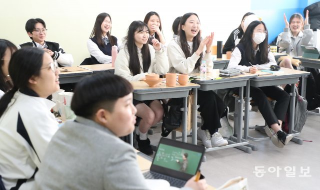 실내 마스크 착용 의무가 해제된 30일 오전 경기 이천시 신둔면 한국도예고등학교에서 학생들이 수업 시작 전 밝게 웃고 있다. 이천=최혁중 기자sajinman@donga.com