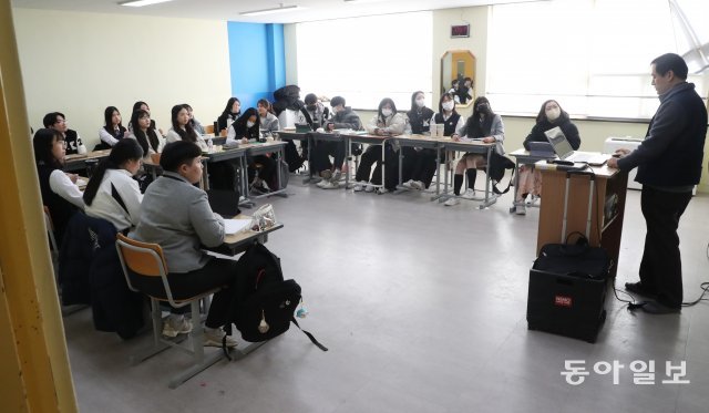 실내 마스크 착용 의무가 해제된 30일 오전 경기 이천시 신둔면 한국도예고등학교에서 학생들이 수업을 받고 있다. 이천=최혁중 기자sajinman@donga.com