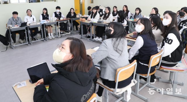 실내 마스크 착용 의무가 해제된 30일 오전 경기 이천시 신둔면 한국도예고등학교에서 학생들이 수업을 받고 있다. 이천=최혁중 기자sajinman@donga.com