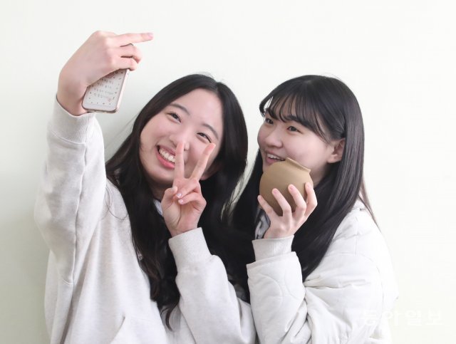 30일 오전 경기 이천시 신둔면 한국도예고등학교에서 학생들이 밝게 웃으며 친구와 사진을 찍고 있다. 이천=최혁중 기자sajinman@donga.com