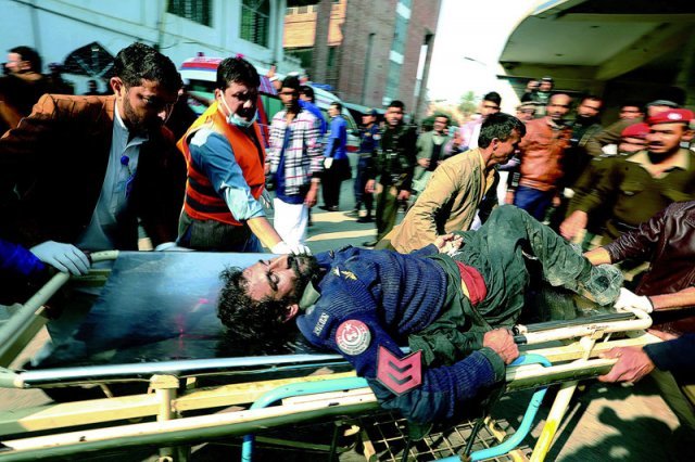 모스크 자폭 테러로 부상을 당한 사람들이 들것에 실려 병원으로 옮겨지고 있다. 아직 건물 잔해에 깔려 있는 사람이 많아 사상자는 더욱 늘어날 것으로 전망된다. 페샤와르=AP 뉴시스