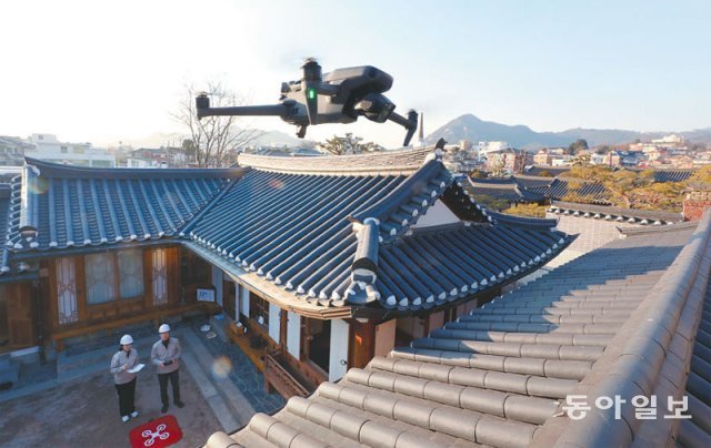 12일 서울 종로구 계동 한옥지원센터에서 관계자들이 드론을 띄워 한옥 지붕을 점검하고 있다. 서울시는 이달부터 드론을 이용해 시내 한옥 지붕을 점검하기 시작했다. 전영한 기자 scoopjyh@donga.com