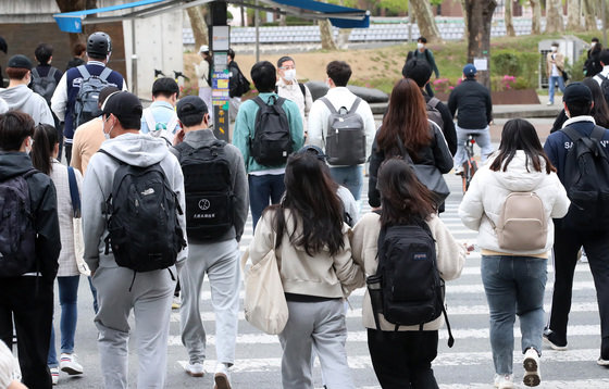 경북 경산시 대학로에서 두꺼운 옷을 챙겨 입은 학생들이 발걸음을 재촉하고 있다. 2022.4.14/뉴스1 ⓒ News1