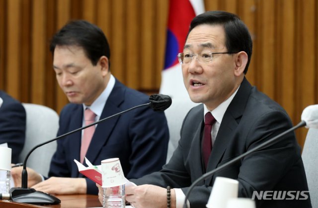 국민의힘 주호영 원내대표(오른쪽)가 31일 오전 서울 여의도 국회에서 열린 원내대책회의에서 발언하고 있다. 뉴시스