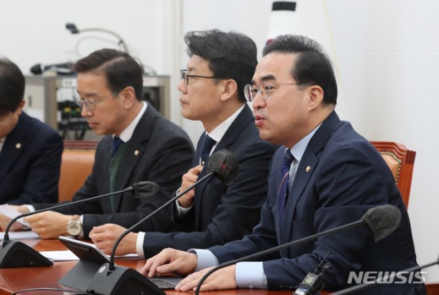 더불어민주당 박홍근 원내대표(오른쪽)가 31일 오전 서울 여의도 국회에서 열린 원내대책회의에서 발언하고 있다. 뉴시스
