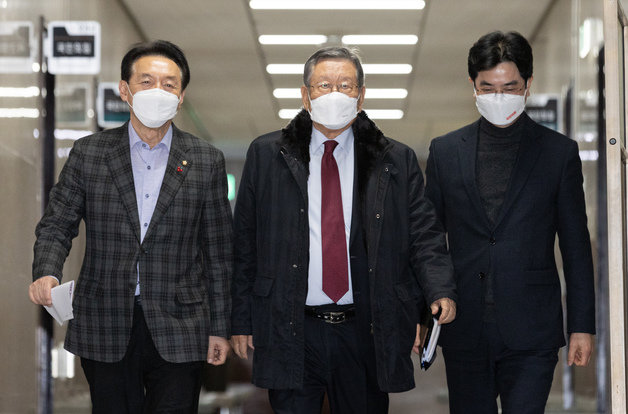 유흥수 국민의힘 선거관리위원장(가운데)과 김석기 부위원장(왼쪽). 2023.1.3/뉴스1 ⓒ News1