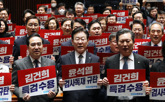 이재명 더불어민주당 대표가 30일 오후 서울 여의도 국회에서 열린 의원총회에서 동료 의원들과 정부를 규탄하는 피켓을 들고 구호를 외치고 있다./뉴스1