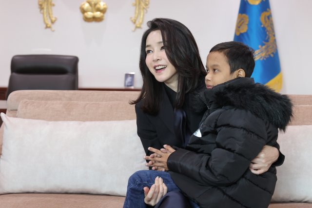 First Lady Kim Gun-hee reunites and hugs Okrota (14), a Cambodian boy who visited the Yongsan Presidential Office building on the 31st.  (Provided by the President's Office) News 1