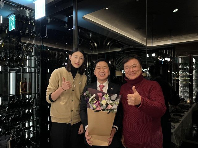 국민의힘 김기현 의원이 배구선수 김연경·가수 남진과 찍은 사진을 페이스북에 공개했다. 페이스북