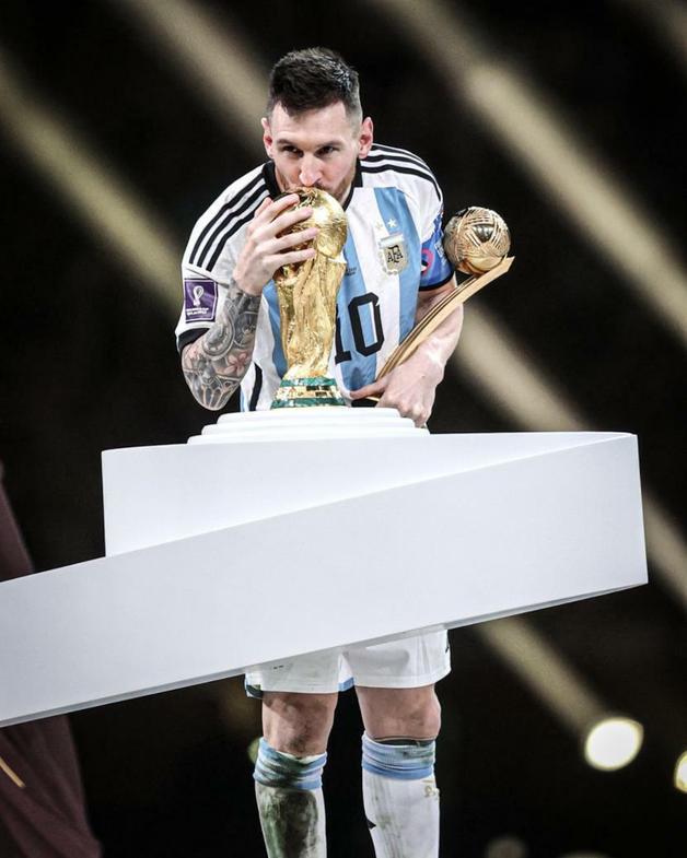 리오넬 메시(파리 생제르맹)가 2022 카타르 월드컵 우승 트로피에 입을 맞추고 있다. 세계 최고의 실력으로 월드컵 우승컵에 을 거머쥐고 기뻐하는 그의 상반신 밑에, 경기장에서 처절하게 뛰고 싸우고 넘어져 새까매진 양말이 그의 노력을 증명해보이고 있다. 트위터 캡쳐