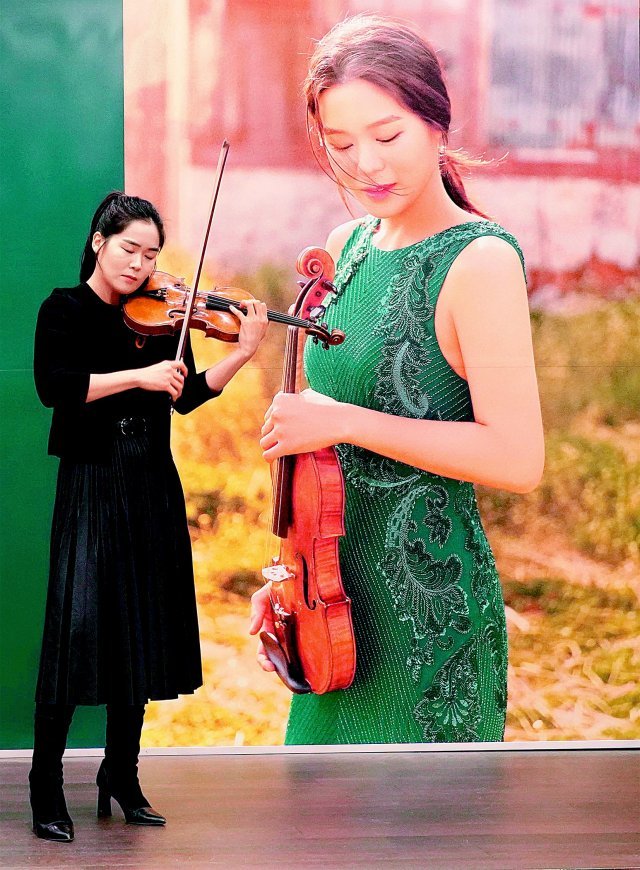 바이올리니스트 에스더 유가 서울 강남구 오드포트에서 열린 기자간담회에서 뷔탕의 ‘양키 두들’을 연주하고 있다. 마스트미디어 제공