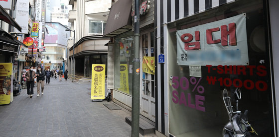 서울 명동거리에 임대문의 안내문이 붙어 있다.  ⓒ News1