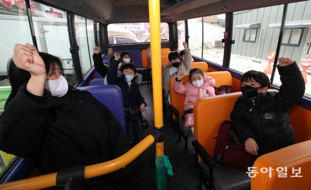 31일 서울 강서구 공항제일유치원에서 어린이들이 마스크를 쓴 채 하원차량에 탑승해 “집으로 출발!”을 외치고 있다. 양회성 기자 yohan@donga.com