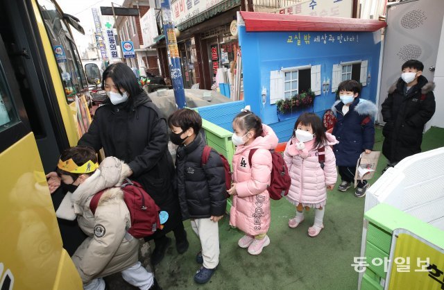 31일 서울 강서구 공항제일유치원에서 어린이들이 마스크를 쓴 채 하원차량에 탑승하고 있다. 양회성 기자 yohan@donga.com