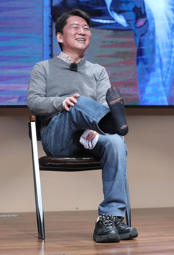 국민의힘 당권주자인 안철수 의원이 29일 오후 경기 양주 경기섬유종합지원센터에서 열린 ‘수도권 청년들의 미래를 위한 토크콘서트’에서 청년 당원이 선물한 양말로 갈아 신기 위해 신고 있던 해진 양말을 들어보이고 있다. 뉴스1