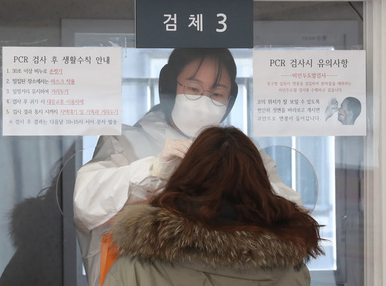 서울 강서구 신종 코로나바이러스 감염증(코로나19) 임시선별검사소에서 의료진이 검체검진을 하고 있다. 뉴스1