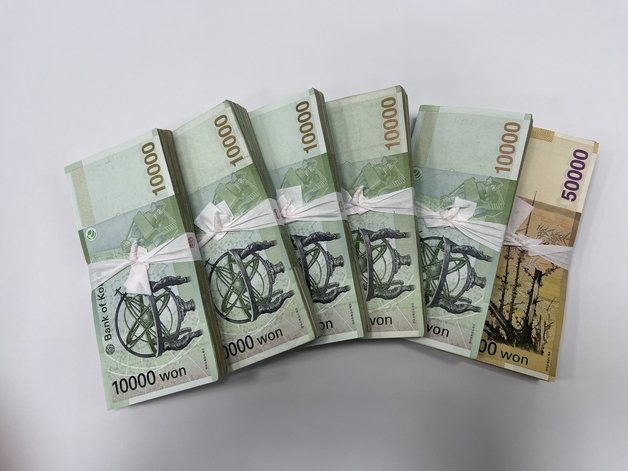 익명의 기부자가 진주시복지재단에 전달한 기부금 1000만원. 진주시복지재단 제공 2023.2.1