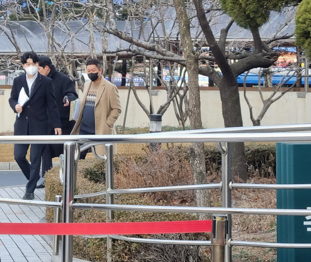 빗썸 실소유 의혹을 받고 있는 강종현씨가 영장실질심사를 받기 위해 1일 서울남부지법에 들어서고 있다. 뉴스1