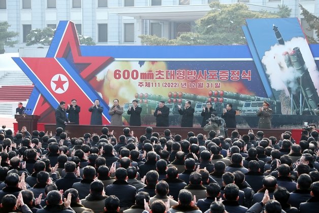 600mm 초대형방사포의 증정식이 열린 작년 12월31일 김정은 총비서의 모습. (평양 노동신문=뉴스1)