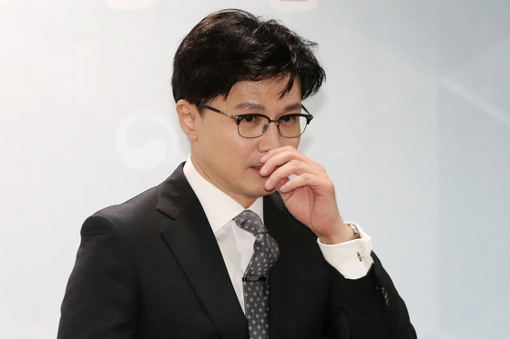 한동훈 법무부 장관이 지난 1월 17일 오후 경기 과천 법무부에서 열린 홍보대사 위촉식에 참석해 인사말을 마친 뒤 단상을 내려오고 있다. 뉴스1