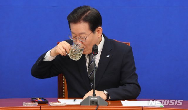 더불어민주당 이재명 대표가 지난달 30일 서울 여의도 국회에서 기자간담회를 열고 검찰 출석과 관련한 입장을 밝힌 뒤 물을 마시고 있다. 뉴시스