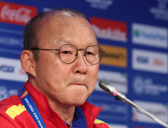 박항서 베트남 축구대표팀 감독이 아시안컵 8강전 일본과의 경기를 하루 앞둔 23일 오후(현지시간) 아랍에미리트연합(UAE) 두바이 알 막툼 스타디움에서 기자회견을 하고 있다. 2019.1.23/뉴스1 ⓒ News1