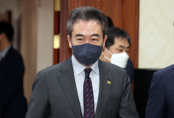 윤희근 경찰청장이 19일 오전 서울 종로구 세종대로 정부서울청사에서 열린 국정현안관계장관회의에 참석하고 있다. 2023.1.19/뉴스1