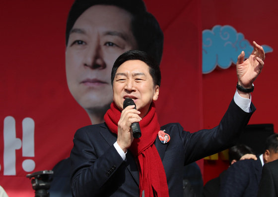 국민의힘 당권 주자인 김기현 의원이 1일 오후 대구 중구 서문시장에서 열린 출정식에 참석해 인사말을 하고 있다. 2023.2.1/뉴스1