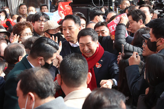 국민의힘 당권 주자인 김기현 의원이 1일 오후 대구 중구 서문시장에서 열린 출정식에 입장하고 있다. 2023.2.1/뉴스1