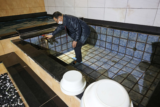 27일 서울의 한 목욕탕에서 가스비 인상 여파 등으로 열탕이 비어 있다. 2023.1.27/뉴스1