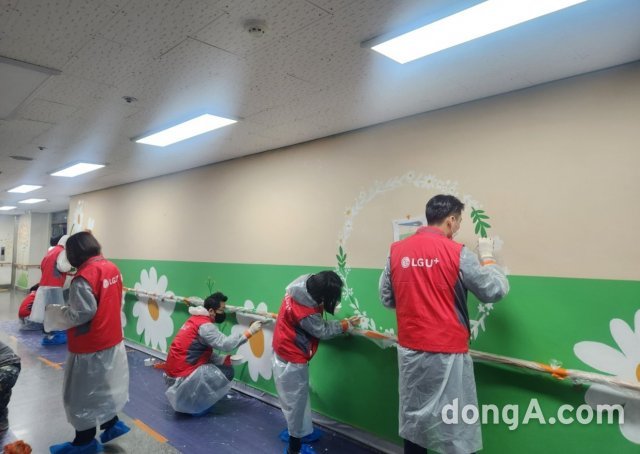 지난해 연말 '삼동소년촌'에서 진행한 벽화 그리기 봉사활동 현장 모습. LG유플러스 제공