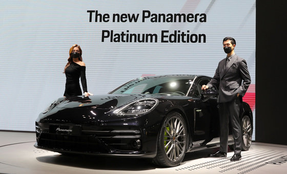 25일 경기도 고양시 일산 킨텍스에서 열린 ‘2021 서울모빌리티쇼’ 프레스데이 행사에서 모델들이 포르쉐 신형 파나메라 플래티넘 에디션을 선보이고 있다. 2021.11.25 뉴스1