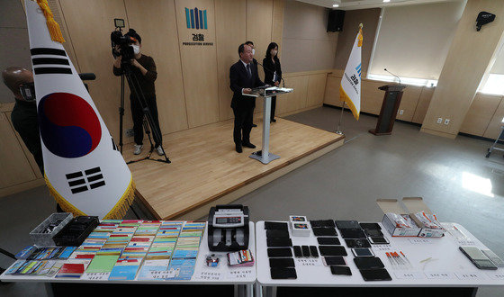 김호삼 보이스피싱 범죄 정부합동수사단 단장이 1일 오전 송파구 서울동부지방검찰청에서 조직폭력배와 마약사범이 연루된 보이스피싱 조직 수사결과를 발표하며 법죄에 사용된 압수품을 공개하고 있다… 2022.12.1/뉴스1