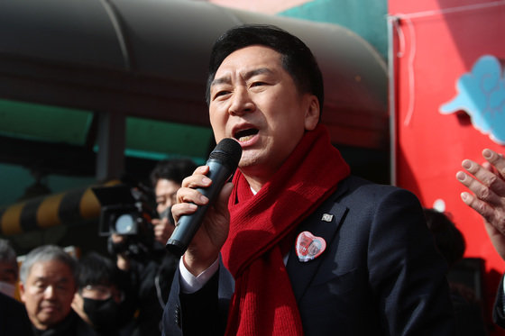 국민의힘 당권 주자인 김기현 의원이 1일 오후 대구 중구 서문시장에서 열린 출정식에 참석해 인사말을 하고 있다. 2023.2.1 뉴스1