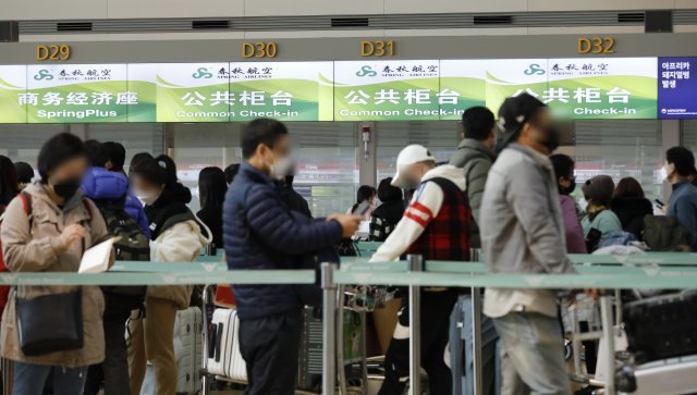 중국 정부가 한국발 중국 도착 탑승객 전원을 대상으로 입국 후 PCR 검사를 실시한다고 밝힌 1일 인천국제공항 1터미널에서 중국행 승객들이 탑승수속을 하기 위해 대기하고 있다. 2023.02.01 뉴시스
