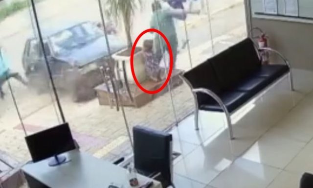 지난달 28일(현지시간) 브라질 서부 마투그로수두술주 보니토에서 음주운전 차량이 운전학원 사무실 앞에서 놀고 있는 마리아 루이자(5)를 덮치기 직전 장면. 유튜브