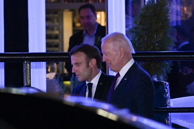 조 바이든 대통령이 에마뉘엘 마크롱 프랑스 대통령과 워싱턴의 이탈리안 레스토랑에서 식사를 하고 나오는 모습. 백악관 홈페이지