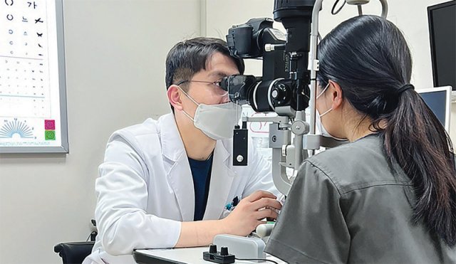김동현 고려대 안암병원 안과 교수가 환자의 백내장 여부를 확인하는 세극등 현미경 검사를 하고 있다. 고려대 안암병원 제공