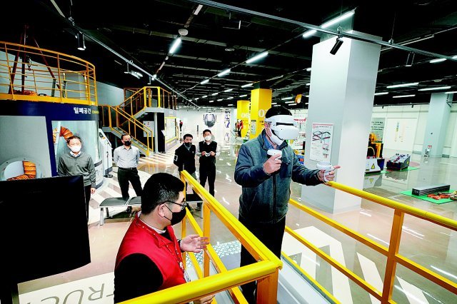 롯데건설 박현철 부회장(오른쪽)이 안전체험관에서 철골VR 안전체험 교육을 받고 있다. 롯데건설 제공